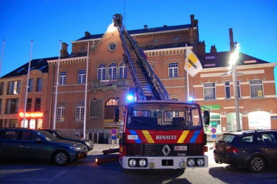 Brandweer_dak_gemeentehuis_lennik