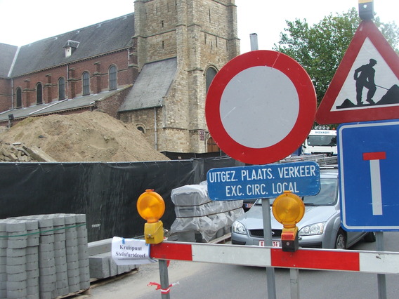 Editiepajot_liedekerke_tweetalig_verkeersbord_foto_ben_bessemans