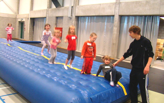 Sportdag_kleuters_hernekouter_-_deschuyffeleer__14_
