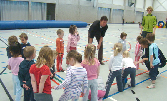 Sportdag_kleuters_hernekouter_-_deschuyffeleer__6_