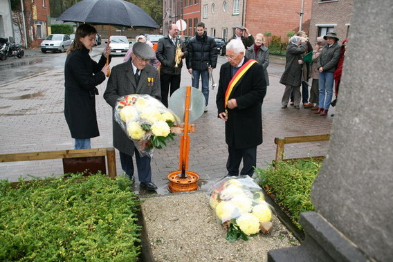 Laatste_oud-strijder_met_burgemeester