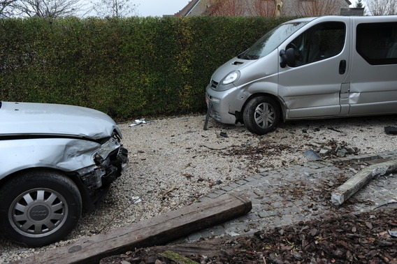 Colpaert_gooik_vier_maal_wagen_in_tuin_2