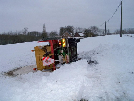 Editiepajot_lennik_sneeuwruimer_kantelt_foto_hubert_standaert__1_