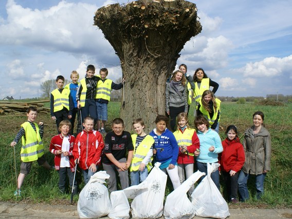 Zwerfvuilactie_kinderen_regenboog_-_deschuyffeleer__1_