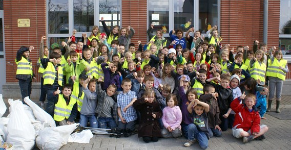 Zwerfvuilactie_kinderen_regenboog_-_deschuyffeleer__4_