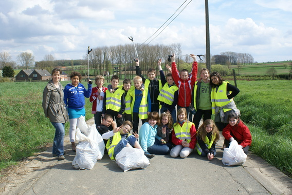 Zwerfvuilactie_kinderen_regenboog_-_deschuyffeleer__2_