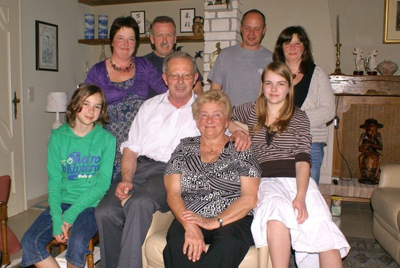 Lucien_en_julie_vieren_goud_8_april_2011__10_