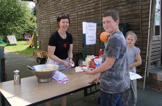 Schoolfeest_de_bloesem_mei_2011_-___deschuyffeleer__19_