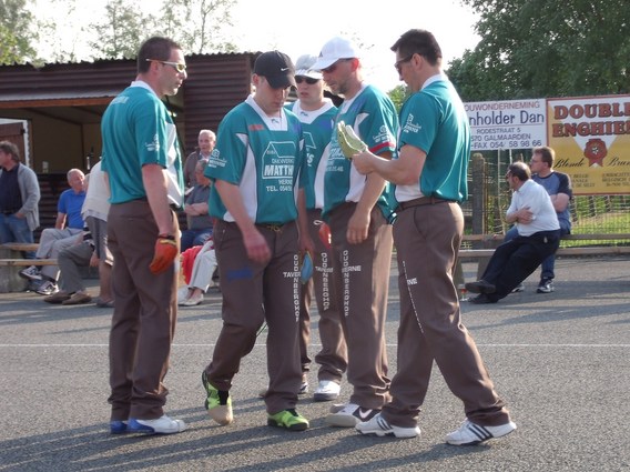 Kaatsen_derby_bever_kokejane__1_mei_2011_-___deschuyffeleer__16_