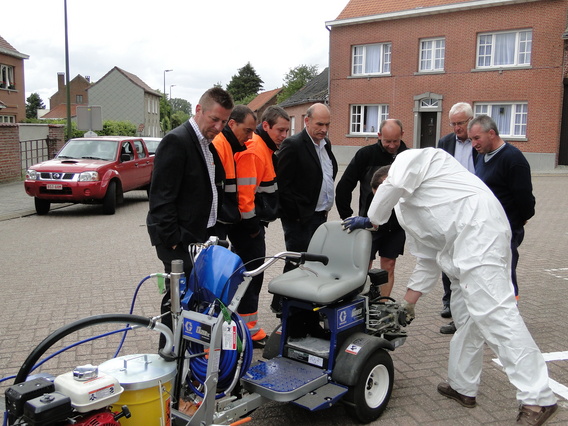 Wegmarkeringsmachine_herne_mei_2011__7_