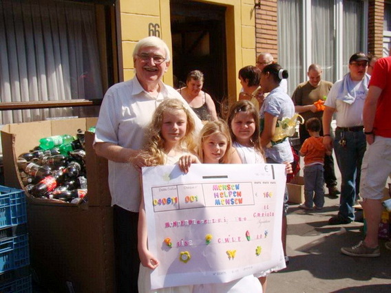 Editiepajot_roosdaal_communiekantjes_helpen_mensen_foto_gerrit_achterland__1_