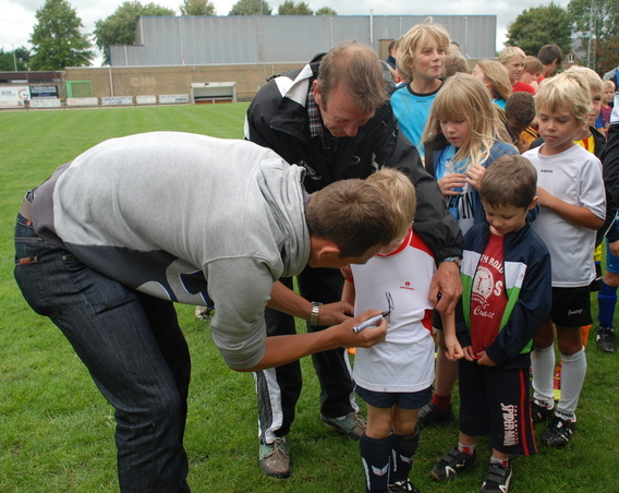 Editiepajot_schepdaal_tom_de_sutter_signeert_foto_steven_walravens