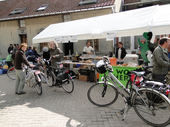 Plosjvroa_en_wereldbollen_in_herfelingen__2_