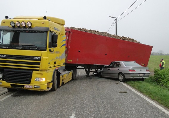 Ongeval_pijpestraat_trekker_bieten_25_nov_2011__5_