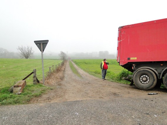 Ongeval_pijpestraat_trekker_bieten_25_nov_2011__2_