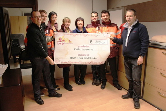 Editiepajot_liedekerke_cheque_van_kwb_voor_rode_kruis_foto_jacky_delcour