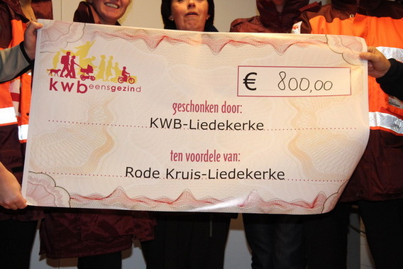 Editiepajot_liedekerke_cheque_van_kwb_voor_rode_kruis_foto_jacky_delcour__1_
