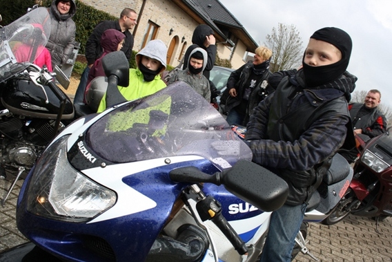 Liedekerke_en_ternat_mats_op_motor_met_ouders_en_zijn_zus_foto_jacky_delcour