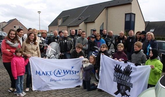 Liedekerke_en_ternat_groepsfoto_met_motards_en_make-a-wish_foto_jacky_delcour