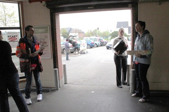 Editiepajot_liedekerke_rode_kruis_verkoopt_stickers_foto_jacky_delcour__2_