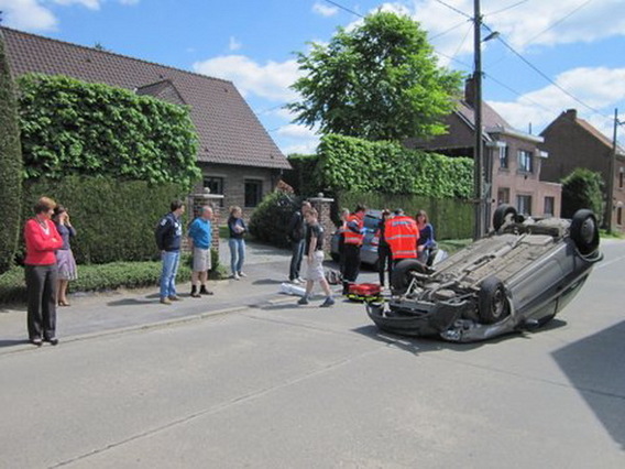 Editiepajot_autop_op_zijn_kop_in_beert_ingezonden_foto