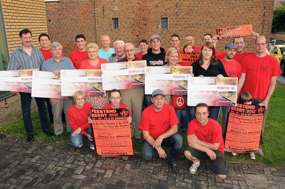 Beert_feestend_cheques_