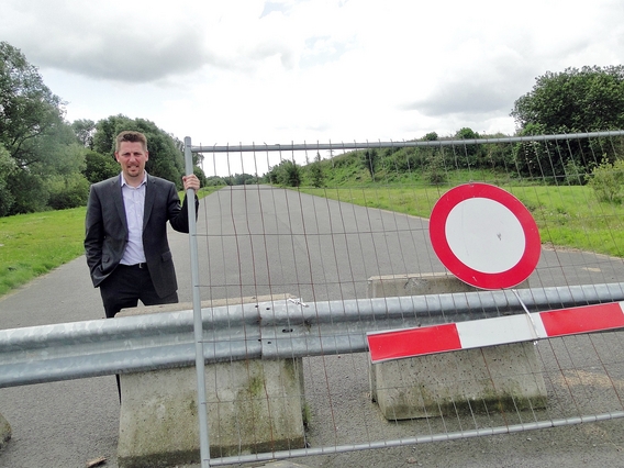 Burgemeester_kris_poelaerty_aan_het_knooppunt_ring-assesteenweg_