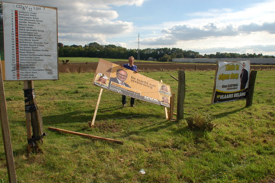 Editiepajot_bart_devill__vernielde_verkiezingsborden