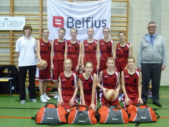 Editiepajot_merchtem_eagles_miniemen_dames_winnen_belfius_shirtsponsoring_deze_foto_is_ingezon_den