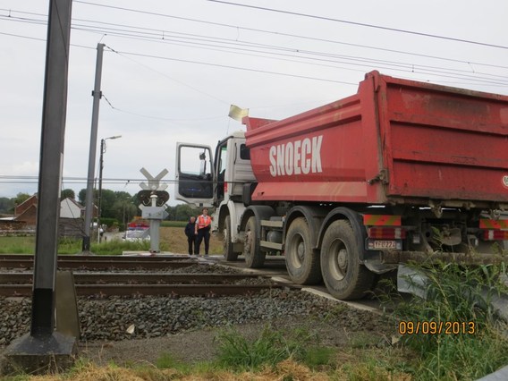 Ongevalvrachtwagen_overweg_hazendries_tollembeek___deschuyffeleer_-_1___18_