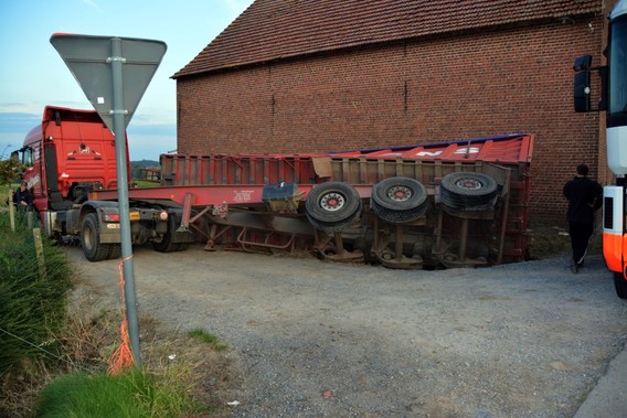 Vrachtwagen_remitrans_kantelt_bever_okt_2013__1_