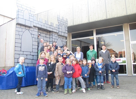 Groepsfoto_aan_kasteel_speleobox