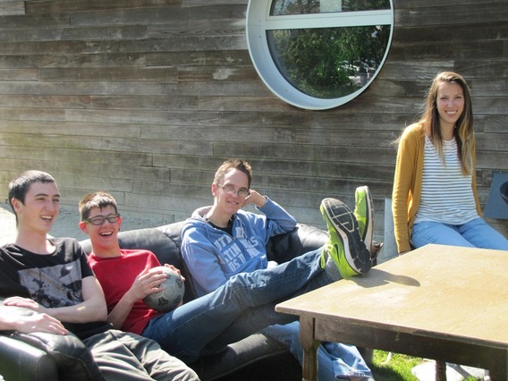 Begeleider_steffen__bewoners_tj__rven__jason_en_begeleider_carmen