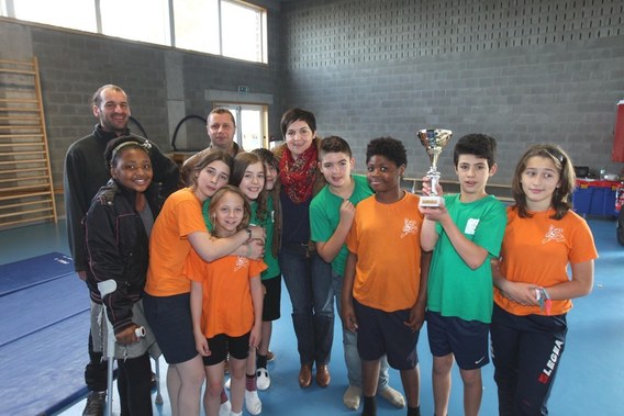 Editiepajot_jacky_delcour_de_bij_krijgt_trofee_van_scholenveldloop1_22102014