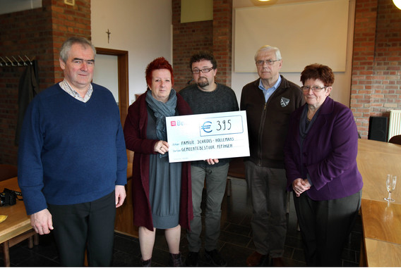 Gemeente_steunt_kom_op__tegen_kanker_met_cheque_voor_tuincaf___beert