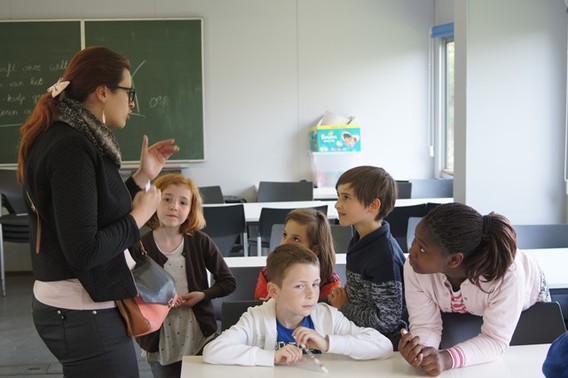 Katrien_van_de_jeugddienst_vertelt_wat_je_allemaal_kan_doen_tijdens_de_boekenkaftdag