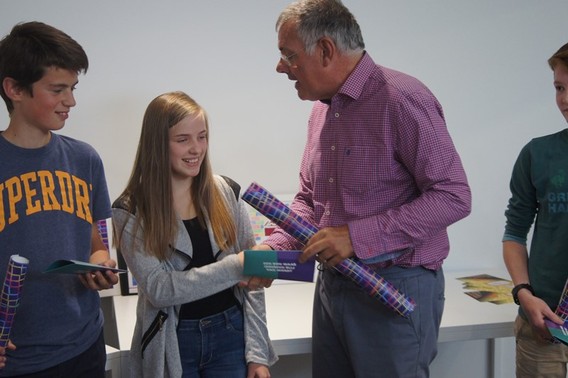Burgemeester_parys_feliciteert_winnares_nora_de_cock