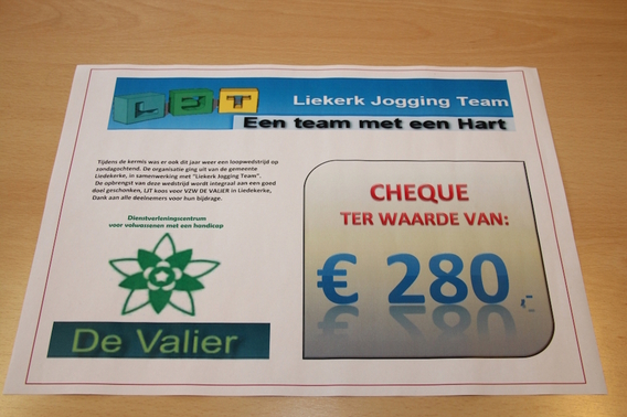 Editiepajot_jacky_delcour_2015-10-09_liekerk_jogging_overhandigen_cheque__2_d