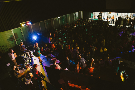 Volle_zaal_tijdens_kinderzangfeest_voor_jeugdbewegingen