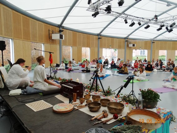 Internationale_yogadag_edingen_2016__1_