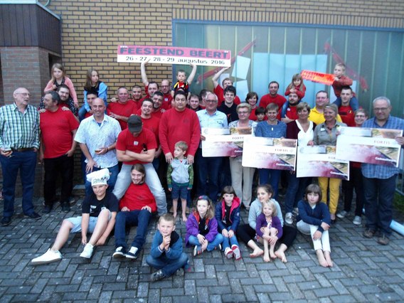 Uitreiking_cheque_meewerkende_verenigingen