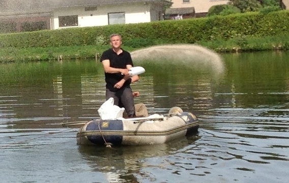 Vijverbehandelingstrooienuit_boot