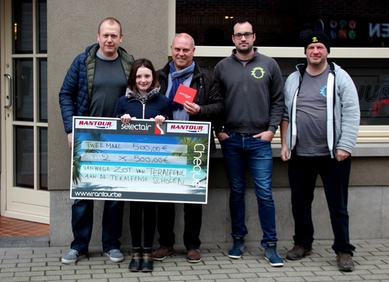2017-03-18__zot_teralfene_overhandigt_cheques__3_a
