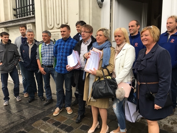 2017-05-02_overhandiging_15770_handtekeningen__1_a