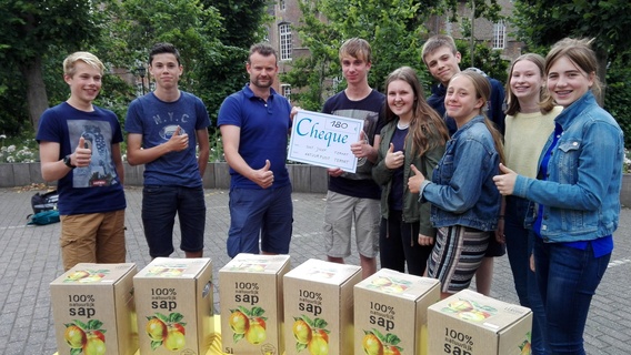 Fruitsapverkoop_leerlingen_sji_023