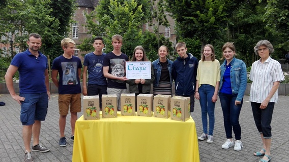 Fruitsapverkoop_leerlingen_sji_020