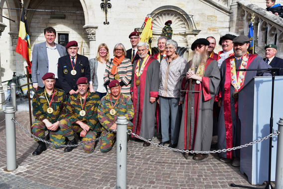890dwbw44para-commandoplunje-voor-manneken-pis