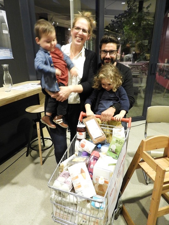 Het_gezin_van_karolien_en_gerrit_wint_de_volle_winkelkar