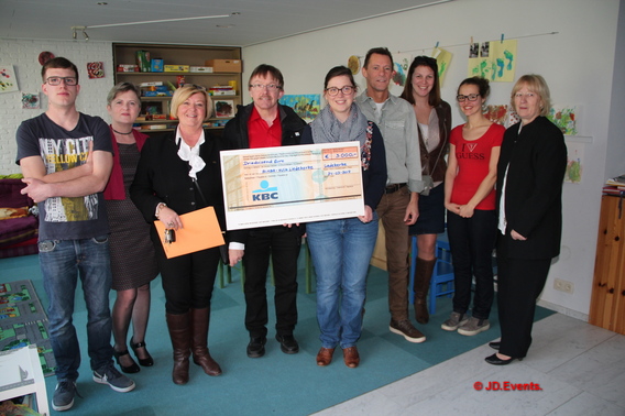 2018-03-25_overhandigt__cheque_simbahuis__2_a