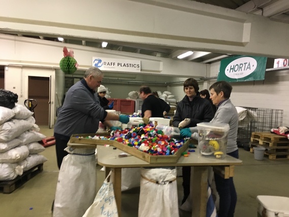 Lvb_steunt_dopjesactie_03_-_in_volle_actie